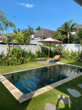 Location, Location, Sunny 2 bedroom 5 min to beach